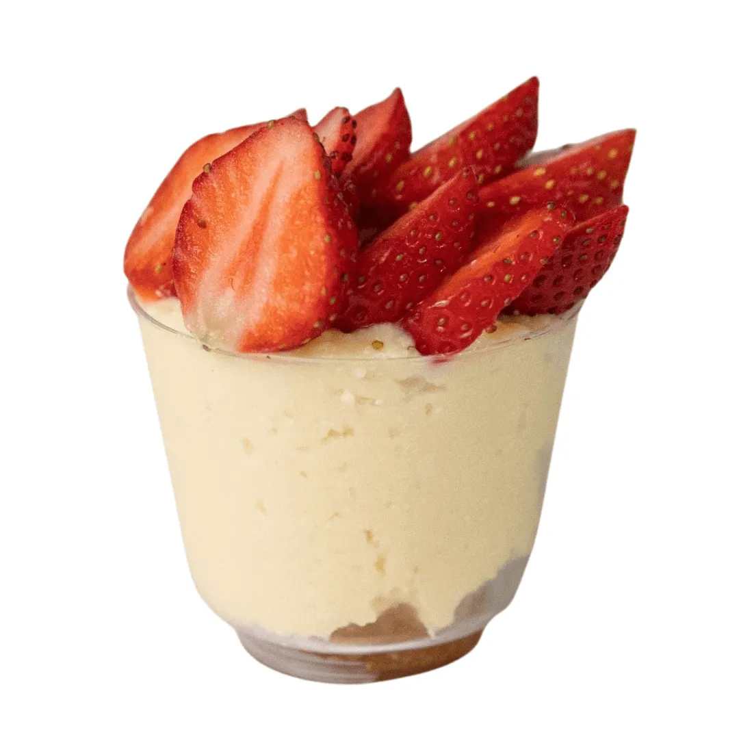 Mousse de Tres leches con torta de Vainilla y Frutillas Fileteadas